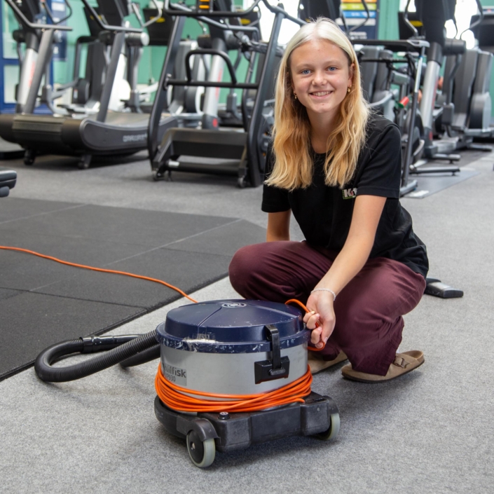 Fitness-arealet støvsuges.