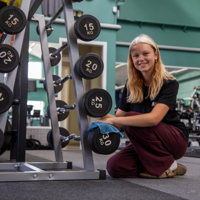 Vægtstængerne vaskes.