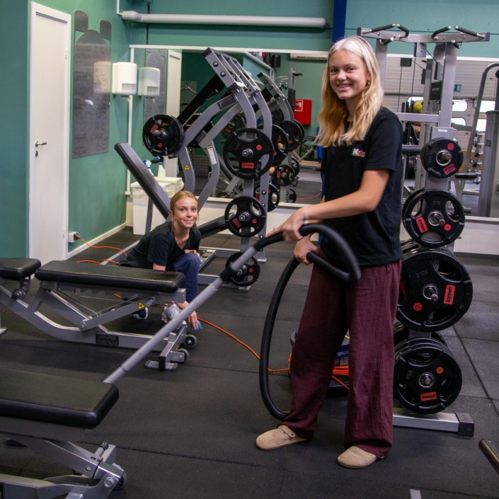 Bænkene vaskes rene.