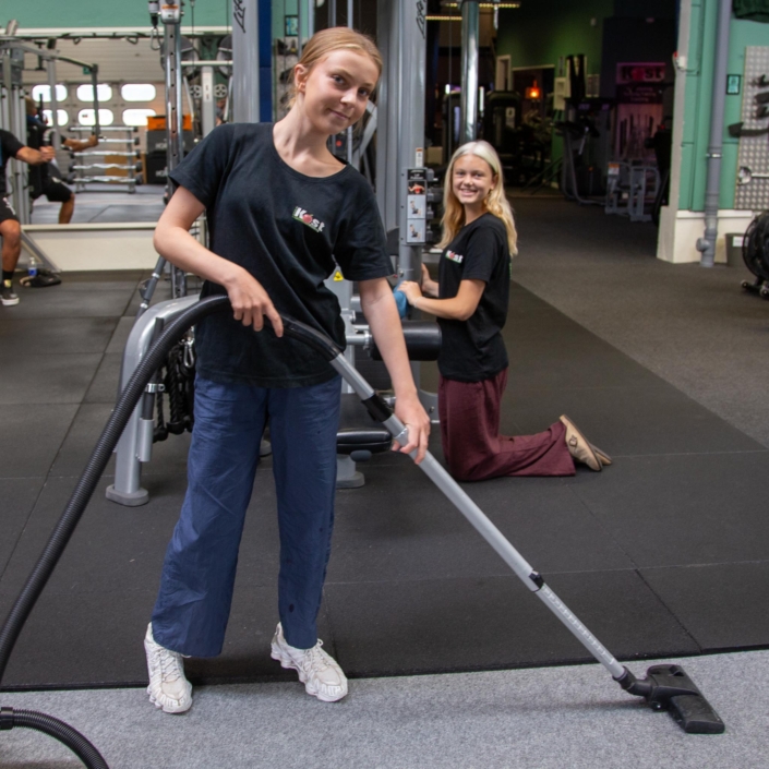 Gulvtæppet skal støvsuges.