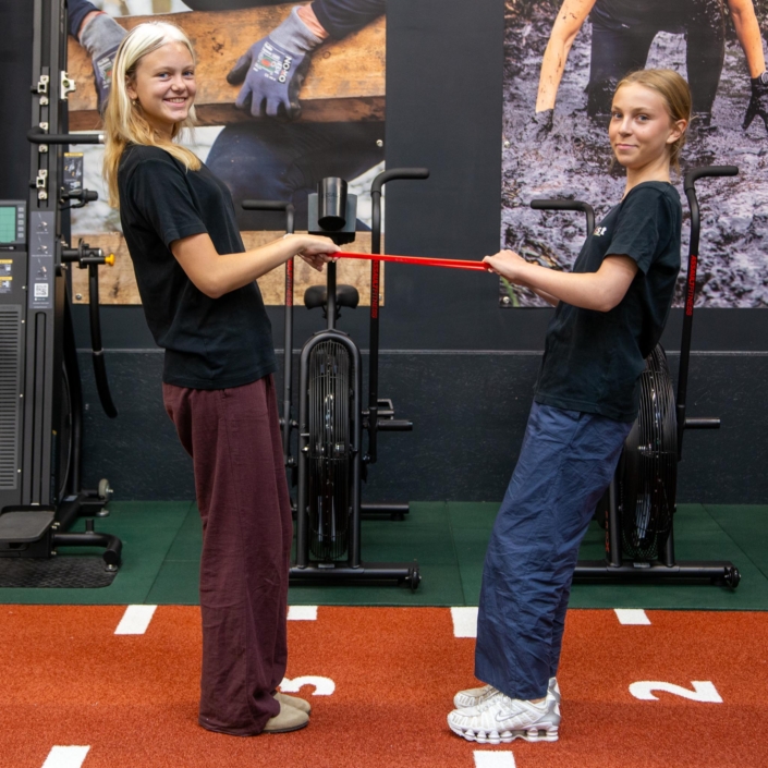 Elastikker tjekkes for revner.